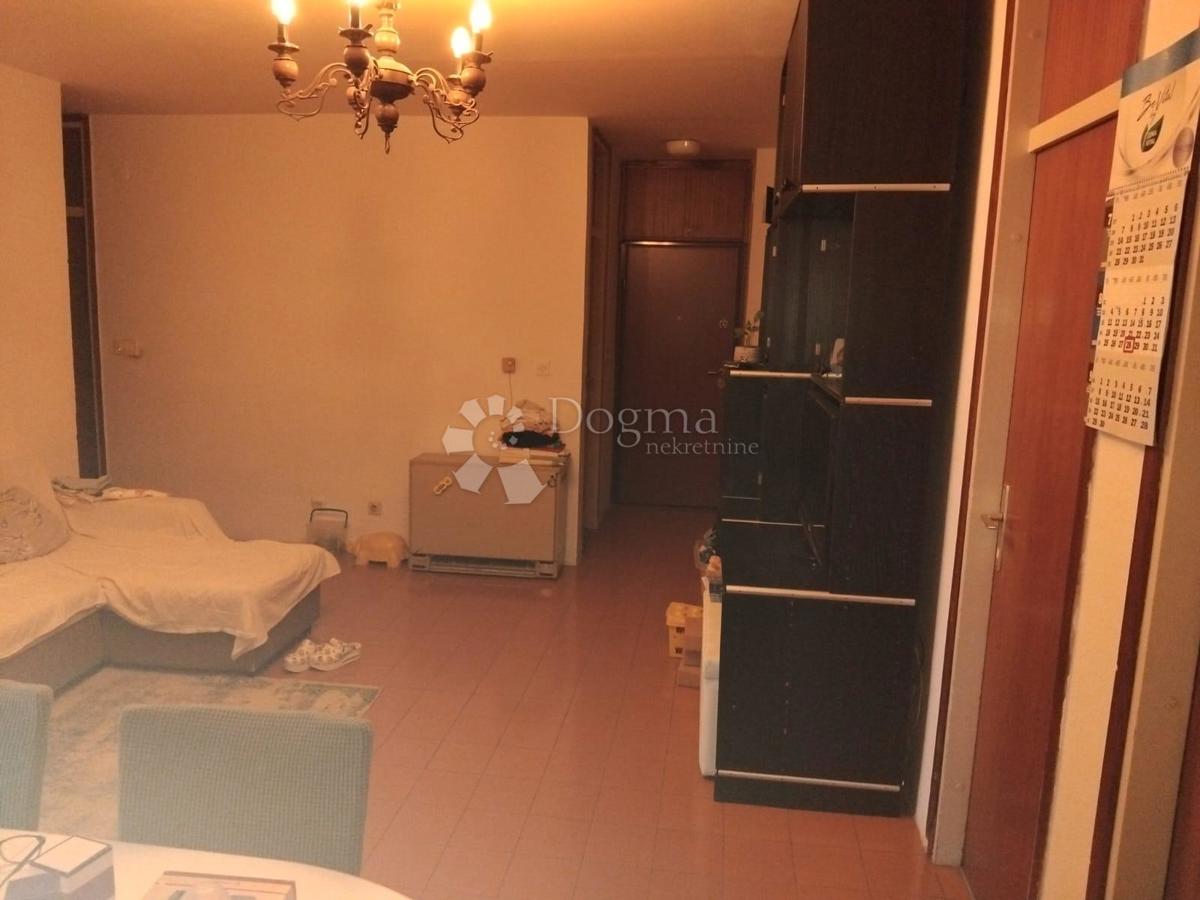 IN VENDITA – AMPIO APPARTAMENTO CON 4 CAMERE A ŽNJAN, SPALATO