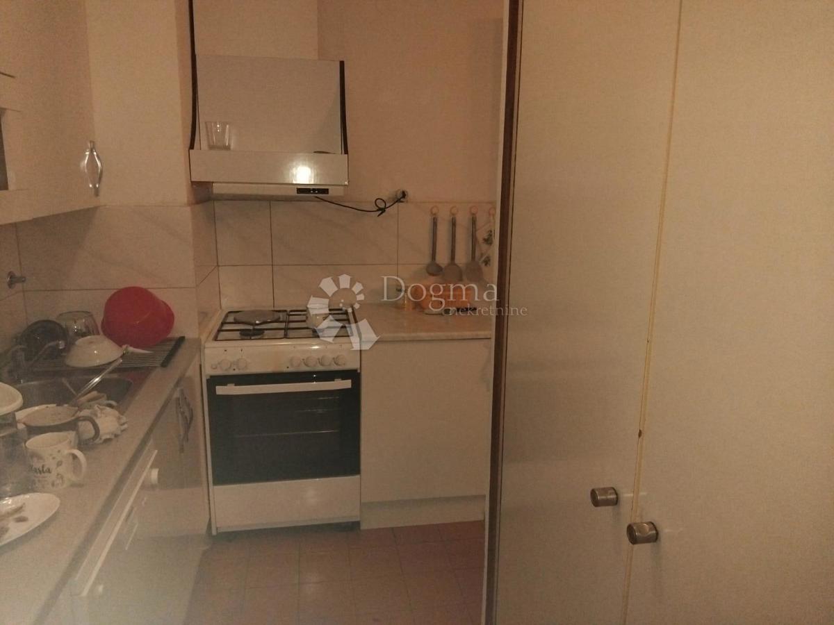 IN VENDITA – AMPIO APPARTAMENTO CON 4 CAMERE A ŽNJAN, SPALATO