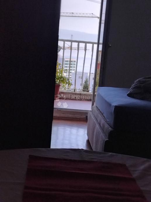 IN VENDITA – AMPIO APPARTAMENTO CON 4 CAMERE A ŽNJAN, SPALATO