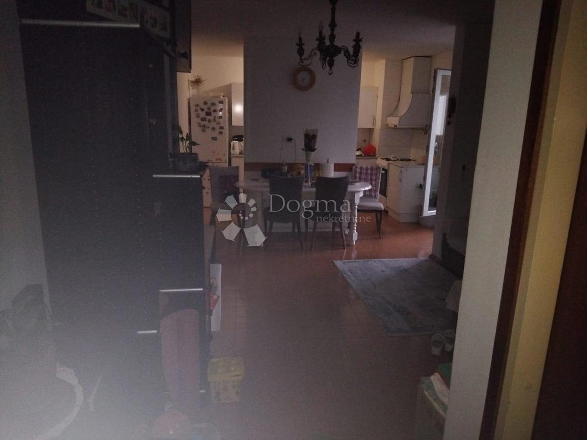 IN VENDITA – AMPIO APPARTAMENTO CON 4 CAMERE A ŽNJAN, SPALATO