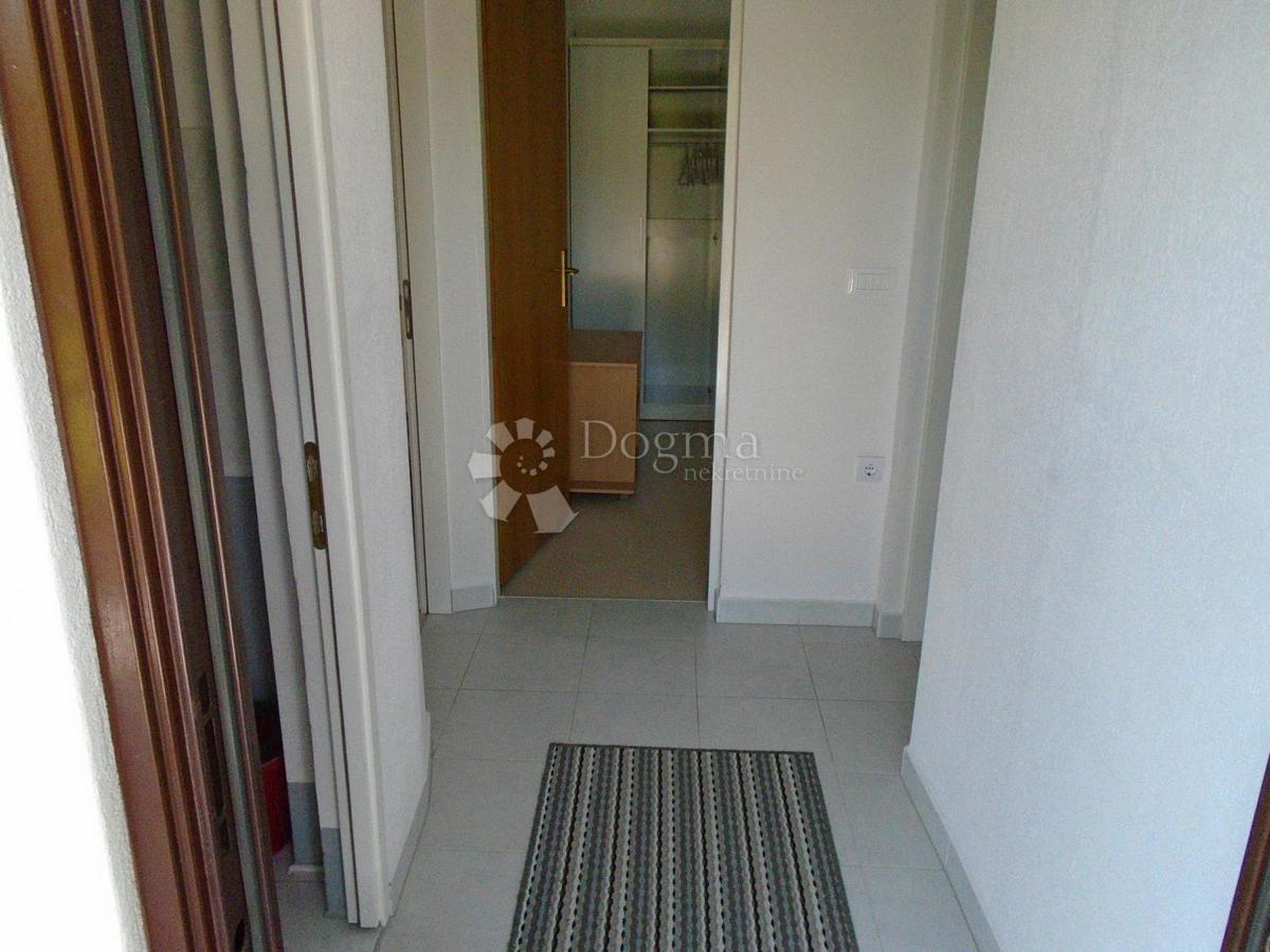 ROGOZNICA - CASA TERZA FILA DAL MARE CON VISTA