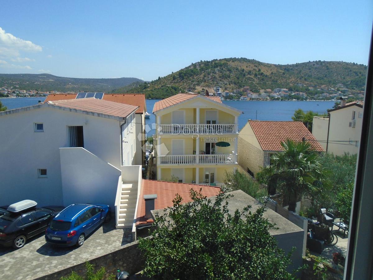 ROGOZNICA - CASA TERZA FILA DAL MARE CON VISTA