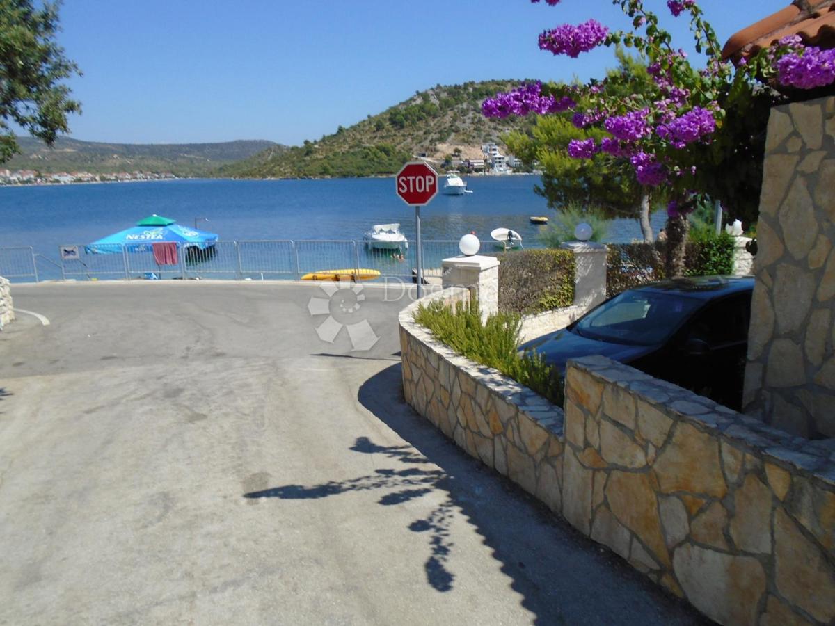 ROGOZNICA - CASA TERZA FILA DAL MARE CON VISTA