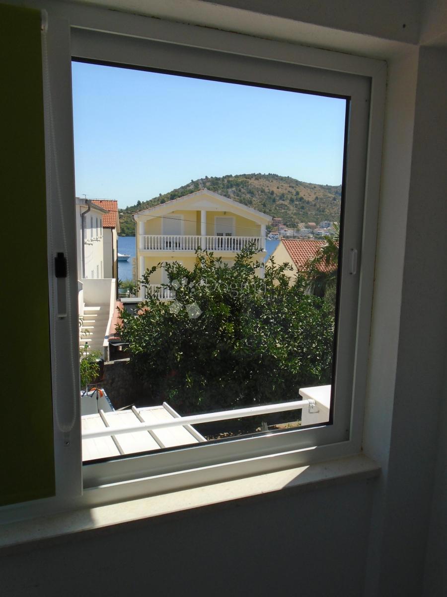 ROGOZNICA - CASA TERZA FILA DAL MARE CON VISTA