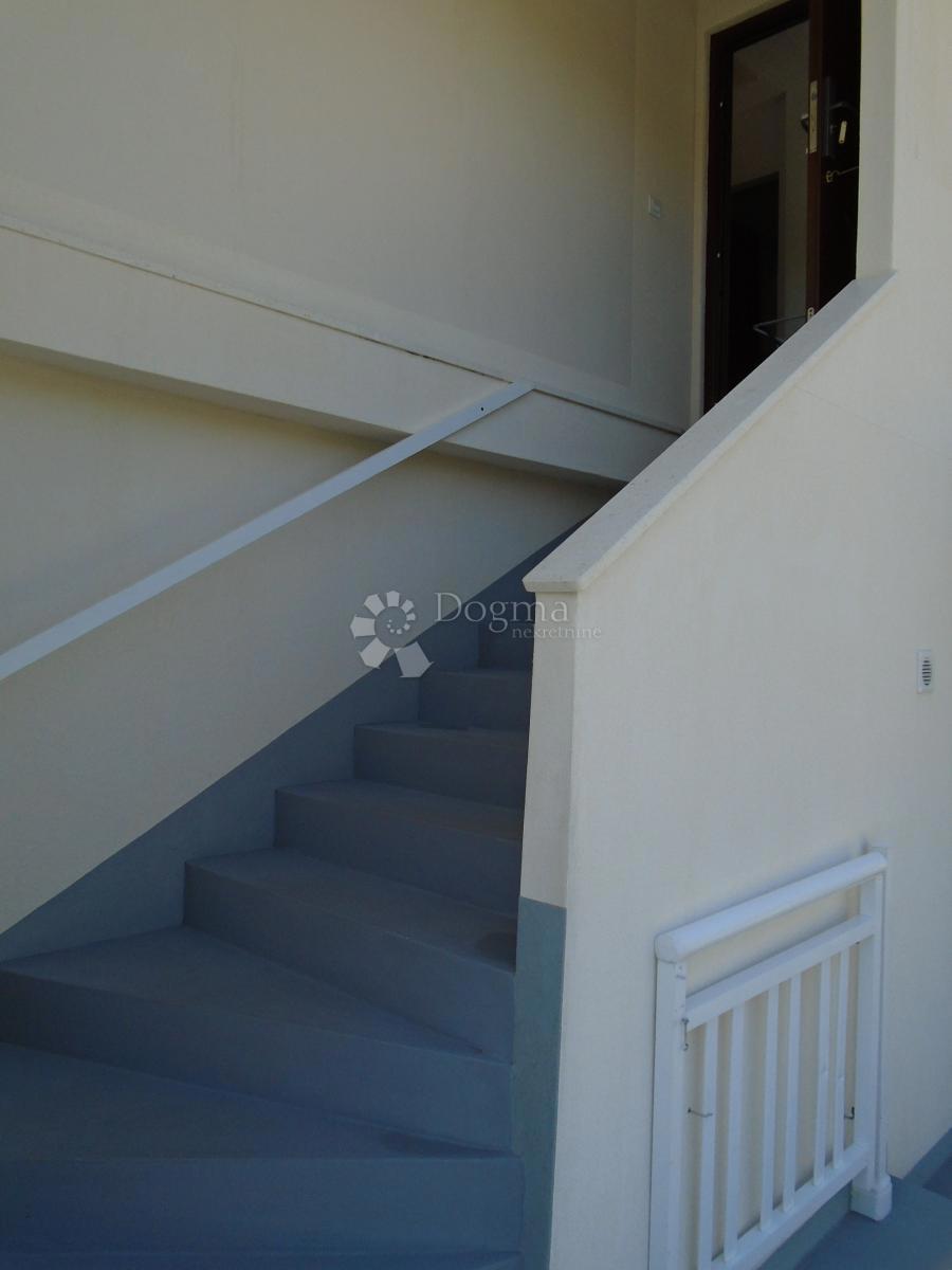 ROGOZNICA - CASA TERZA FILA DAL MARE CON VISTA