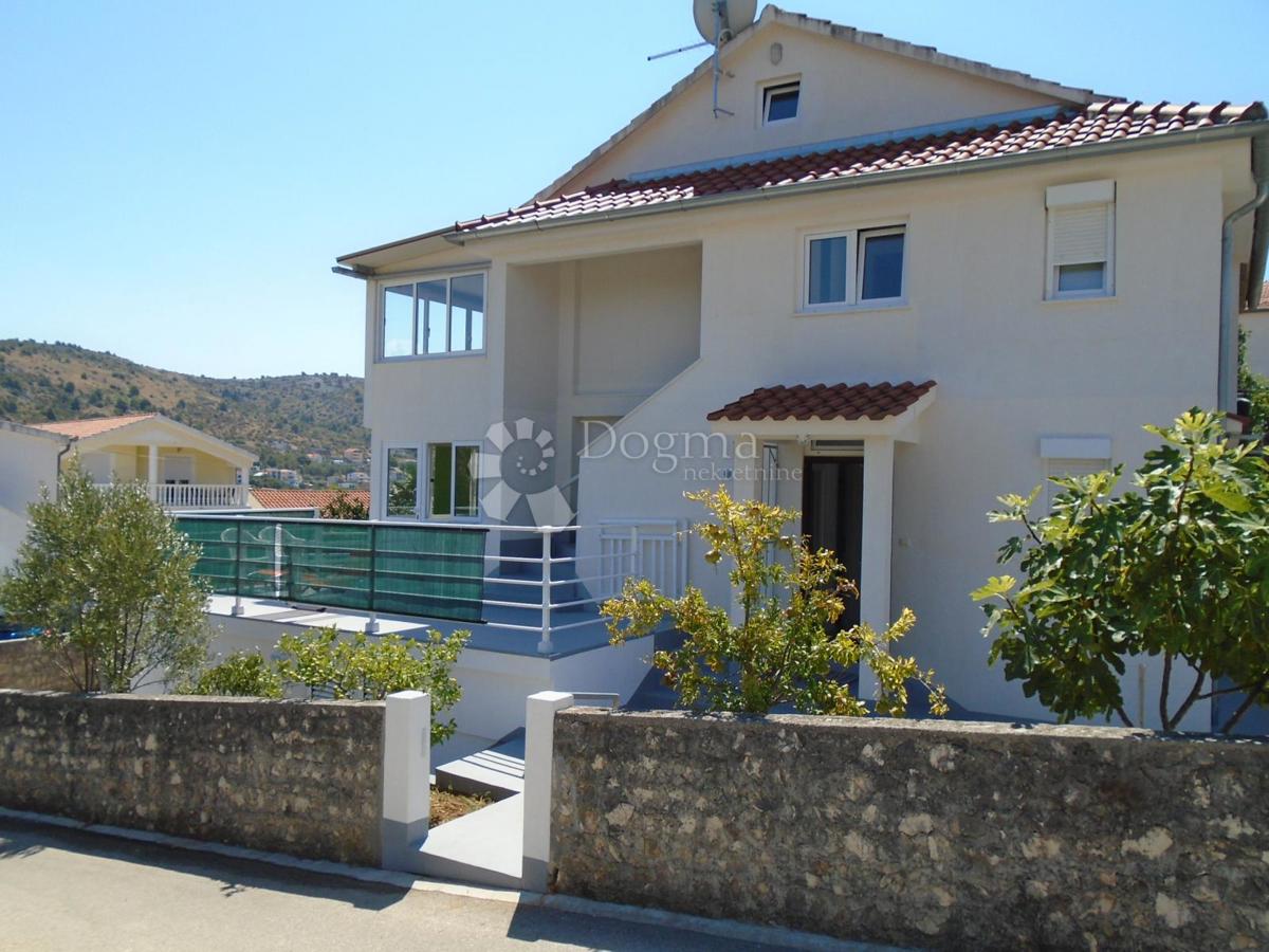 ROGOZNICA - CASA TERZA FILA DAL MARE CON VISTA