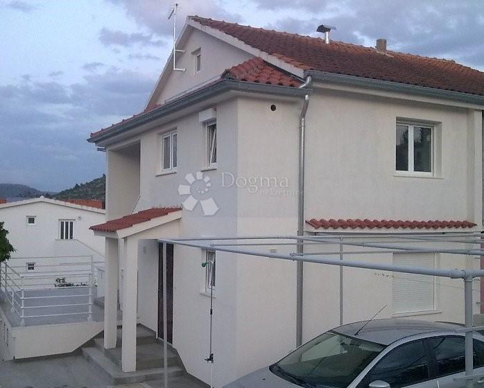 ROGOZNICA - CASA TERZA FILA DAL MARE CON VISTA