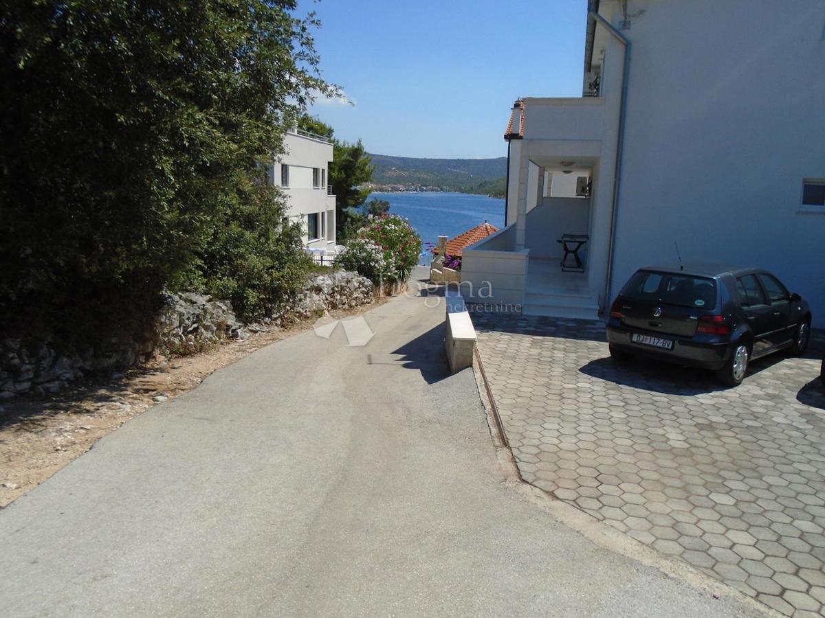 ROGOZNICA - CASA TERZA FILA DAL MARE CON VISTA