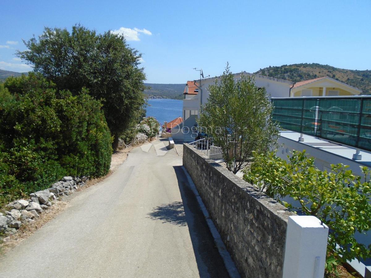 ROGOZNICA - CASA TERZA FILA DAL MARE CON VISTA