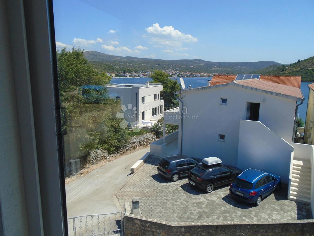 ROGOZNICA - CASA TERZA FILA DAL MARE CON VISTA