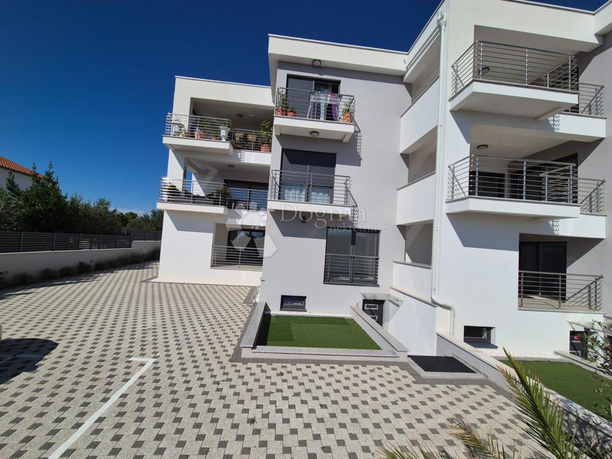 IN VENDITA – ELEGANTE APPARTAMENTO IN NUOVA COSTRUZIONE, PRIMOŠTEN