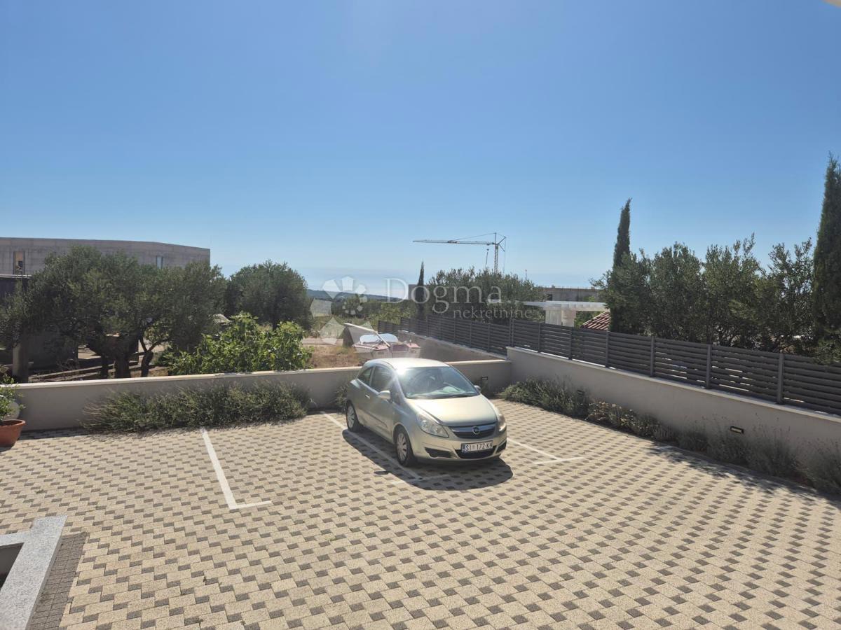 IN VENDITA – ELEGANTE APPARTAMENTO IN NUOVA COSTRUZIONE, PRIMOŠTEN