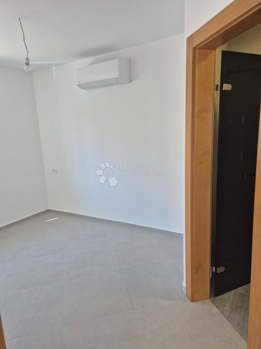 IN VENDITA – ELEGANTE APPARTAMENTO IN NUOVA COSTRUZIONE, PRIMOŠTEN