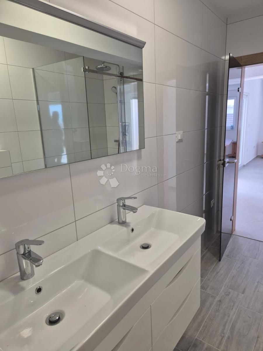 IN VENDITA – ELEGANTE APPARTAMENTO IN NUOVA COSTRUZIONE, PRIMOŠTEN