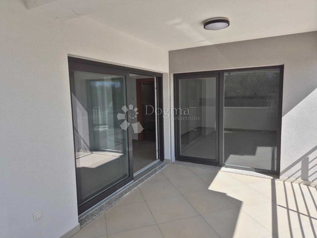 IN VENDITA – ELEGANTE APPARTAMENTO IN NUOVA COSTRUZIONE, PRIMOŠTEN