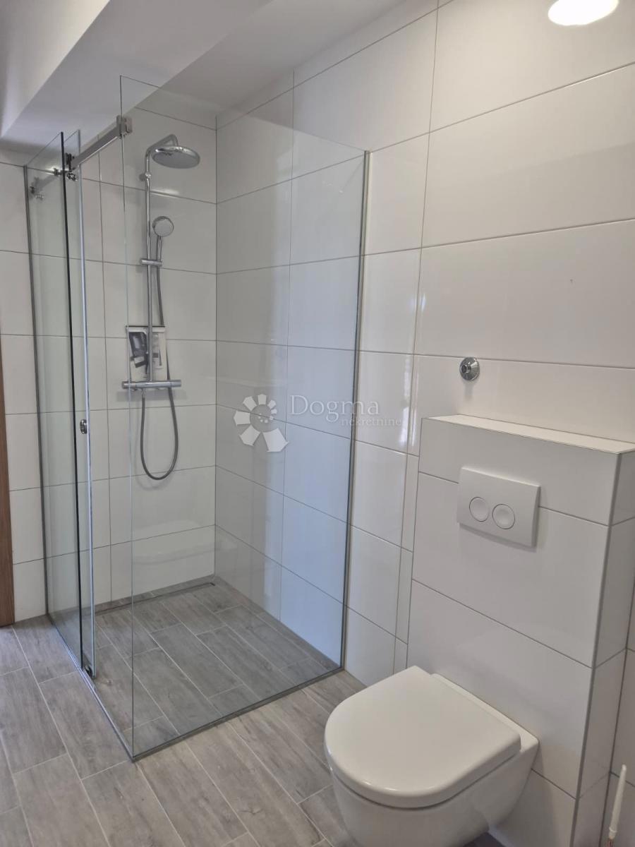 IN VENDITA – ELEGANTE APPARTAMENTO IN NUOVA COSTRUZIONE, PRIMOŠTEN