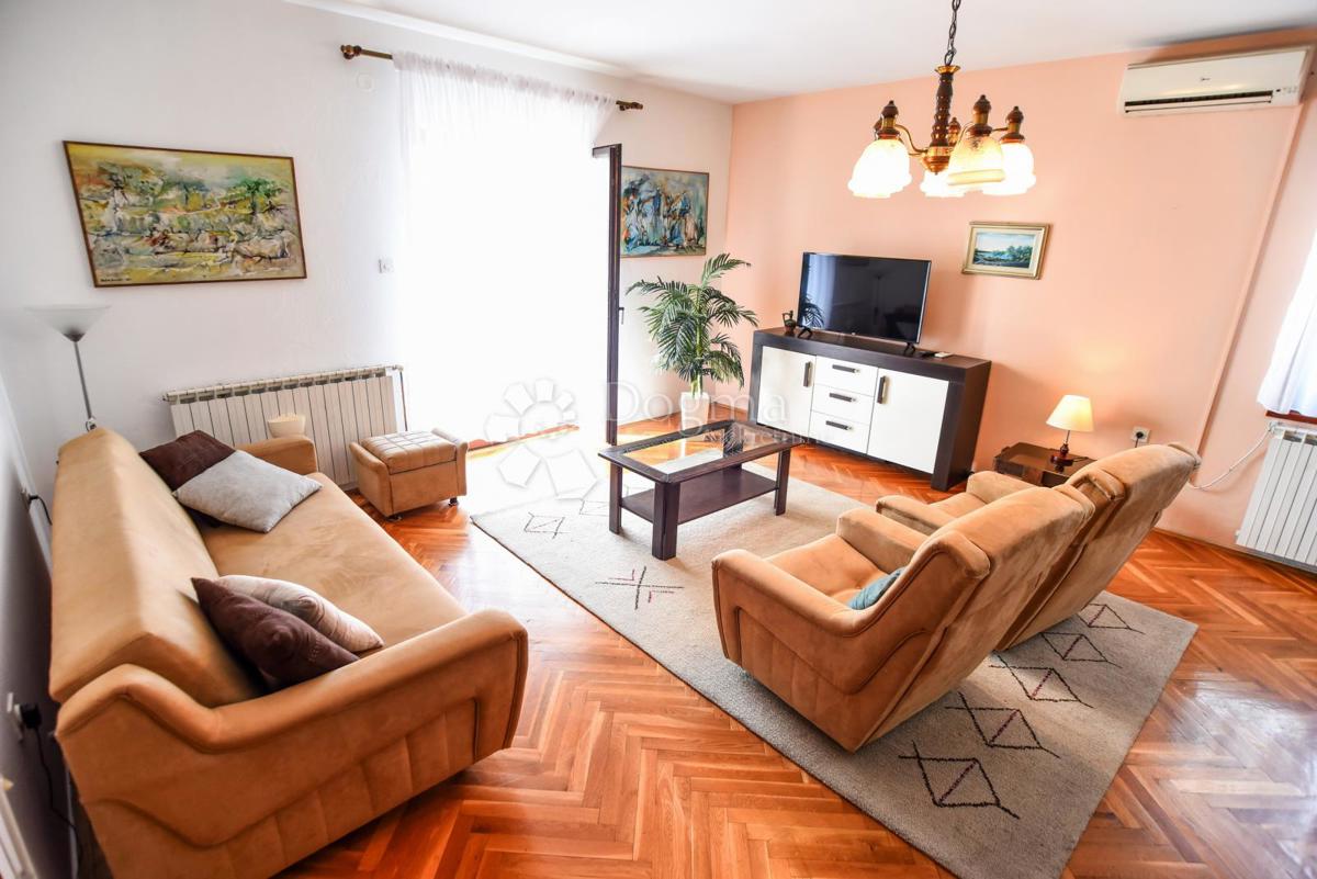 Elegante casa di famiglia con cortile e garage