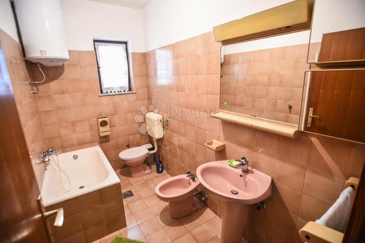 Elegante casa di famiglia con cortile e garage