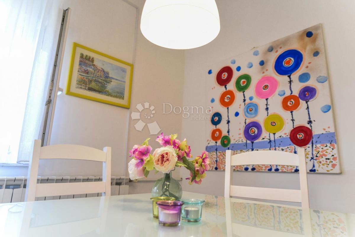 Elegante casa di famiglia con cortile e garage