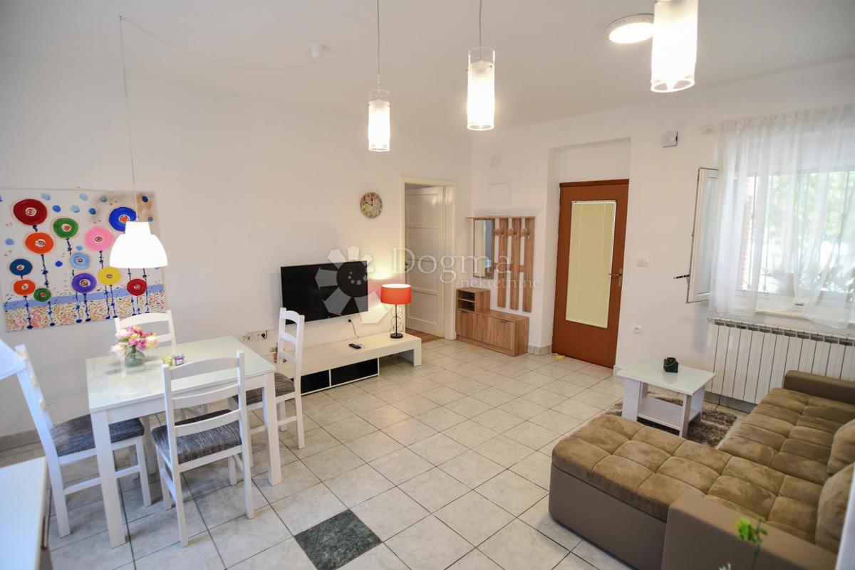 Elegante casa di famiglia con cortile e garage