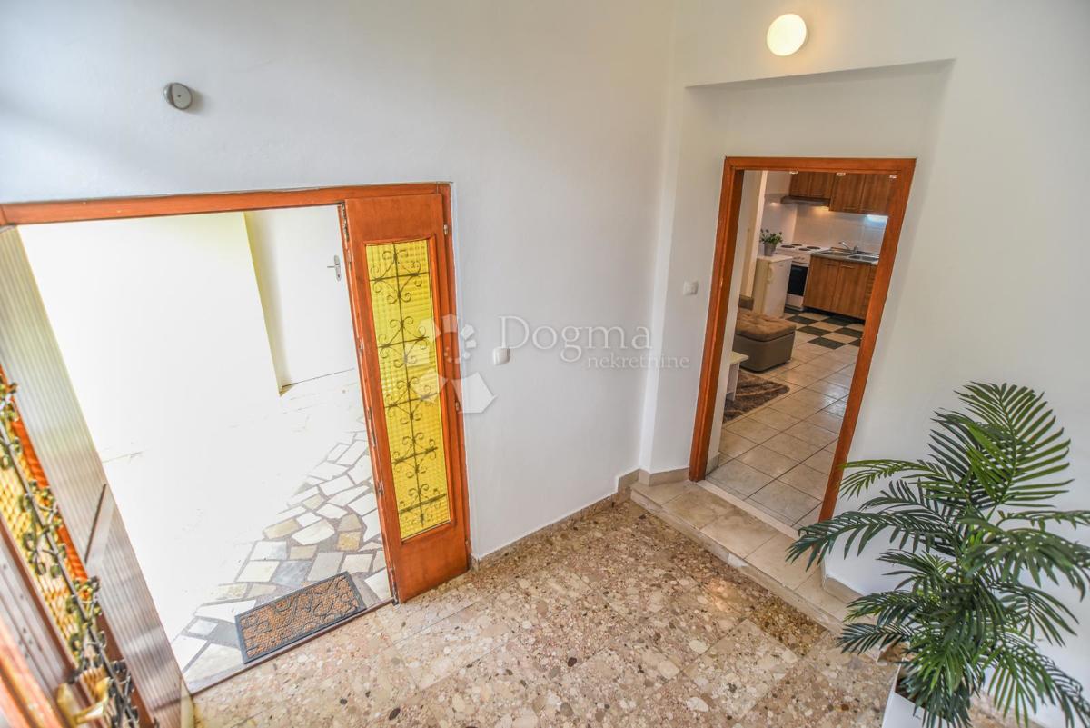 Elegante casa di famiglia con cortile e garage