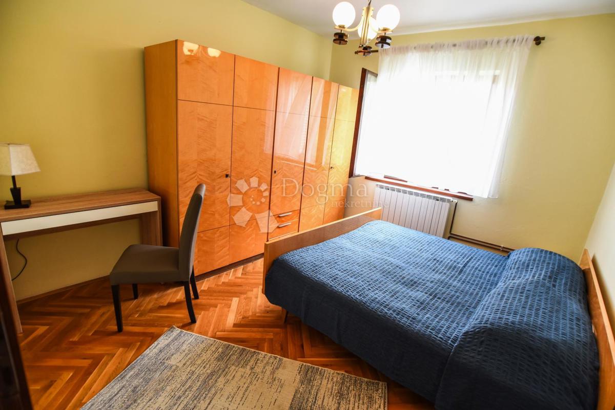 Elegante casa di famiglia con cortile e garage