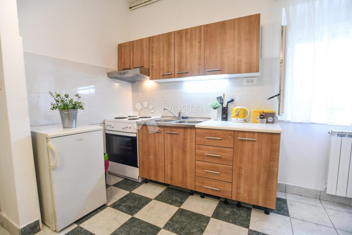 Elegante casa di famiglia con cortile e garage