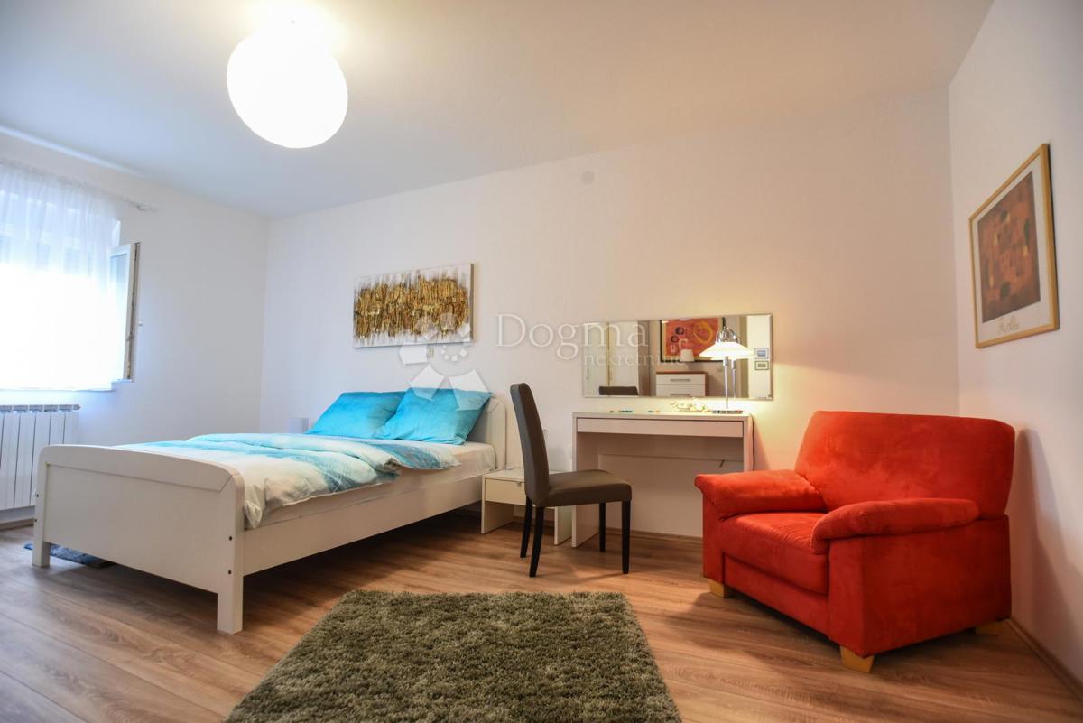 Elegante casa di famiglia con cortile e garage