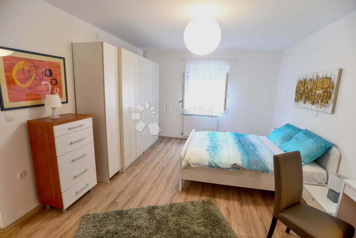 Elegante casa di famiglia con cortile e garage