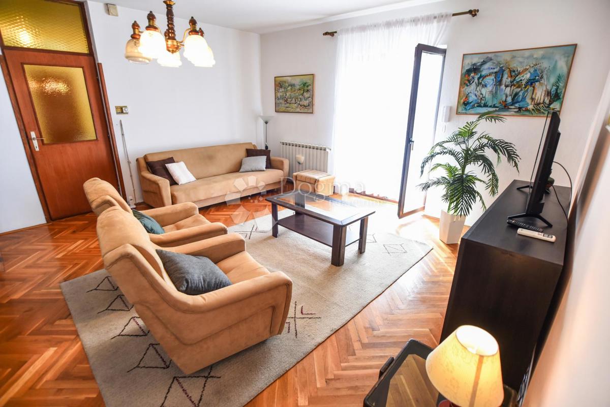 Elegante casa di famiglia con cortile e garage