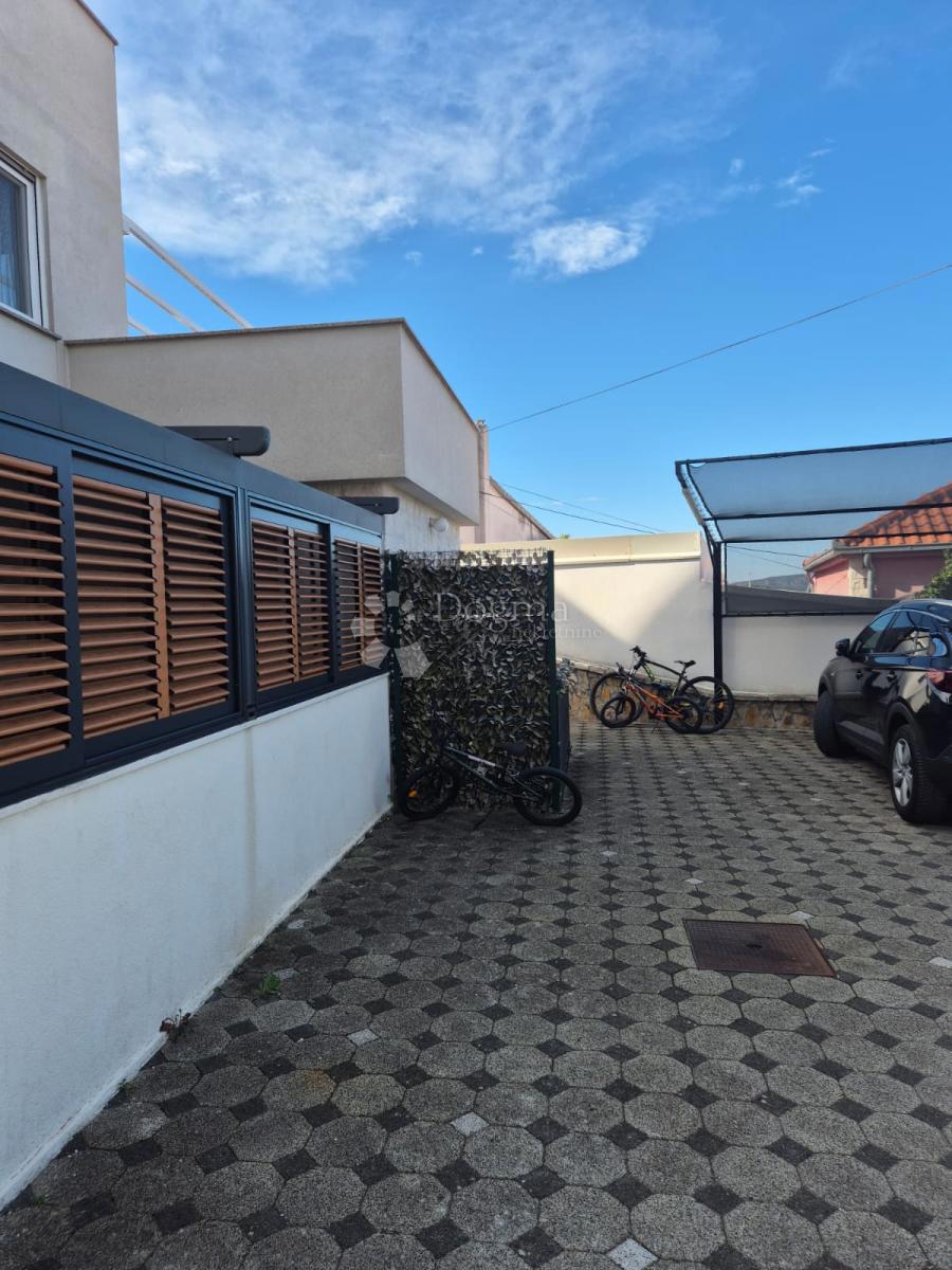 Appartamento con due camere a pochi passi dal mare – Okrug Gornji