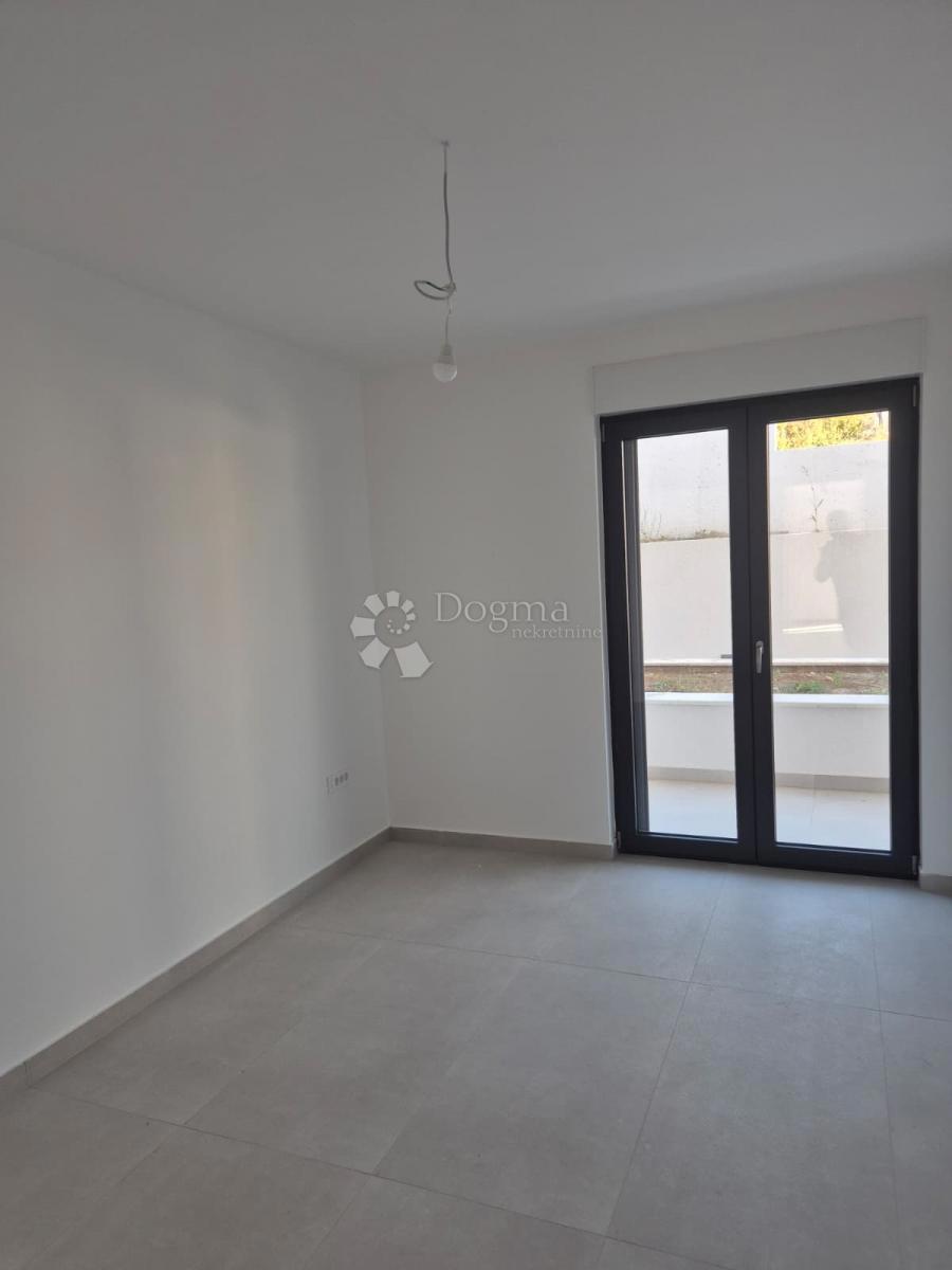 NUOVA COSTRUZIONE  – APPARTAMENTO MODERNO CON TERRAZZE, A MENO DI 150 m DALLA SPIAGGIA – OKRUG GORNJI