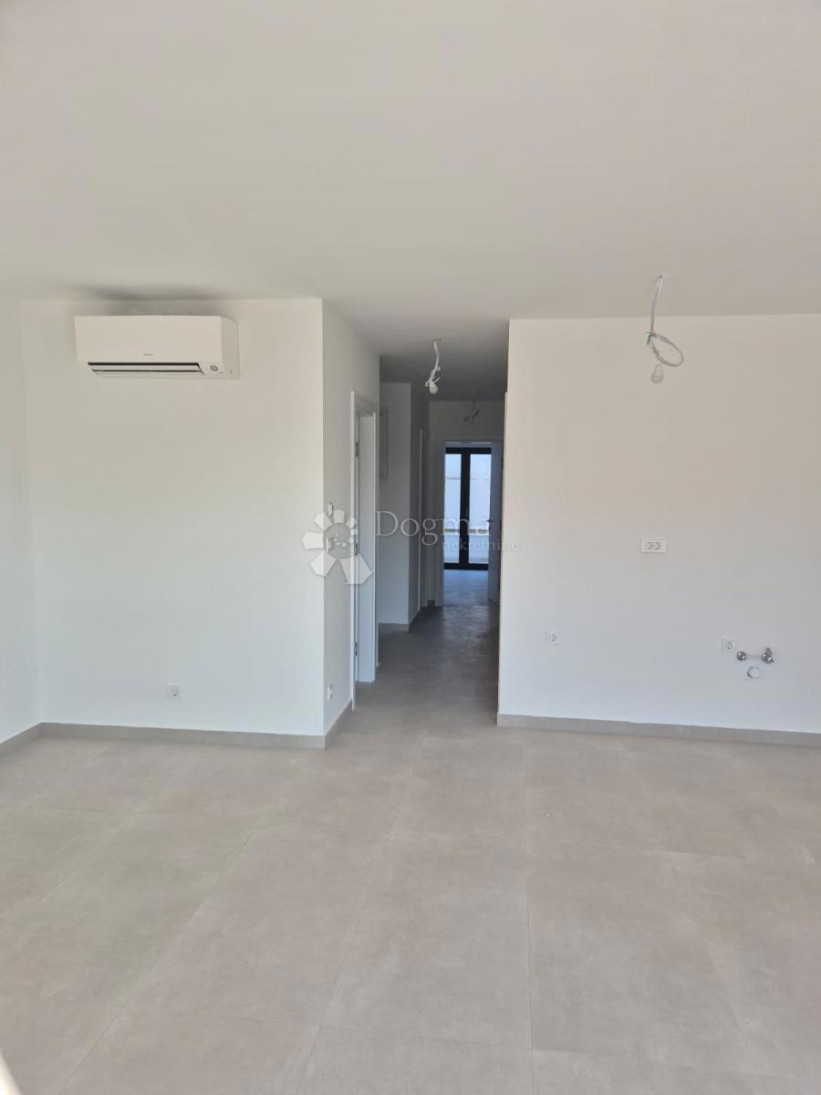 NUOVA COSTRUZIONE  – APPARTAMENTO MODERNO CON TERRAZZE, A MENO DI 150 m DALLA SPIAGGIA – OKRUG GORNJI