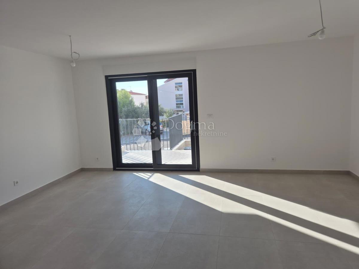 NUOVA COSTRUZIONE  – APPARTAMENTO MODERNO CON TERRAZZE, A MENO DI 150 m DALLA SPIAGGIA – OKRUG GORNJI