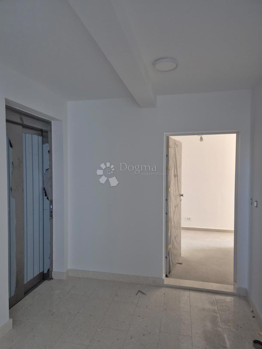 NUOVA COSTRUZIONE  – APPARTAMENTO MODERNO CON TERRAZZE, A MENO DI 150 m DALLA SPIAGGIA – OKRUG GORNJI