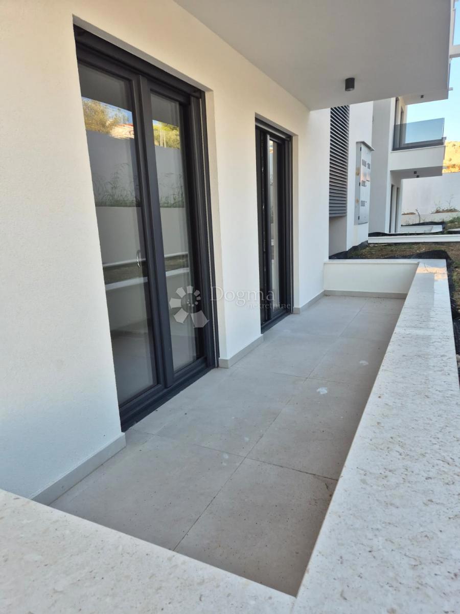 NUOVA COSTRUZIONE  – APPARTAMENTO MODERNO CON TERRAZZE, A MENO DI 150 m DALLA SPIAGGIA – OKRUG GORNJI