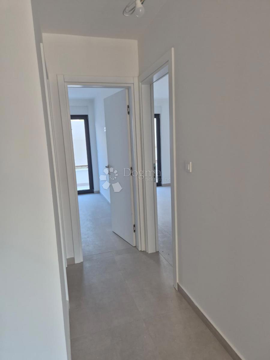 NUOVA COSTRUZIONE  – APPARTAMENTO MODERNO CON TERRAZZE, A MENO DI 150 m DALLA SPIAGGIA – OKRUG GORNJI