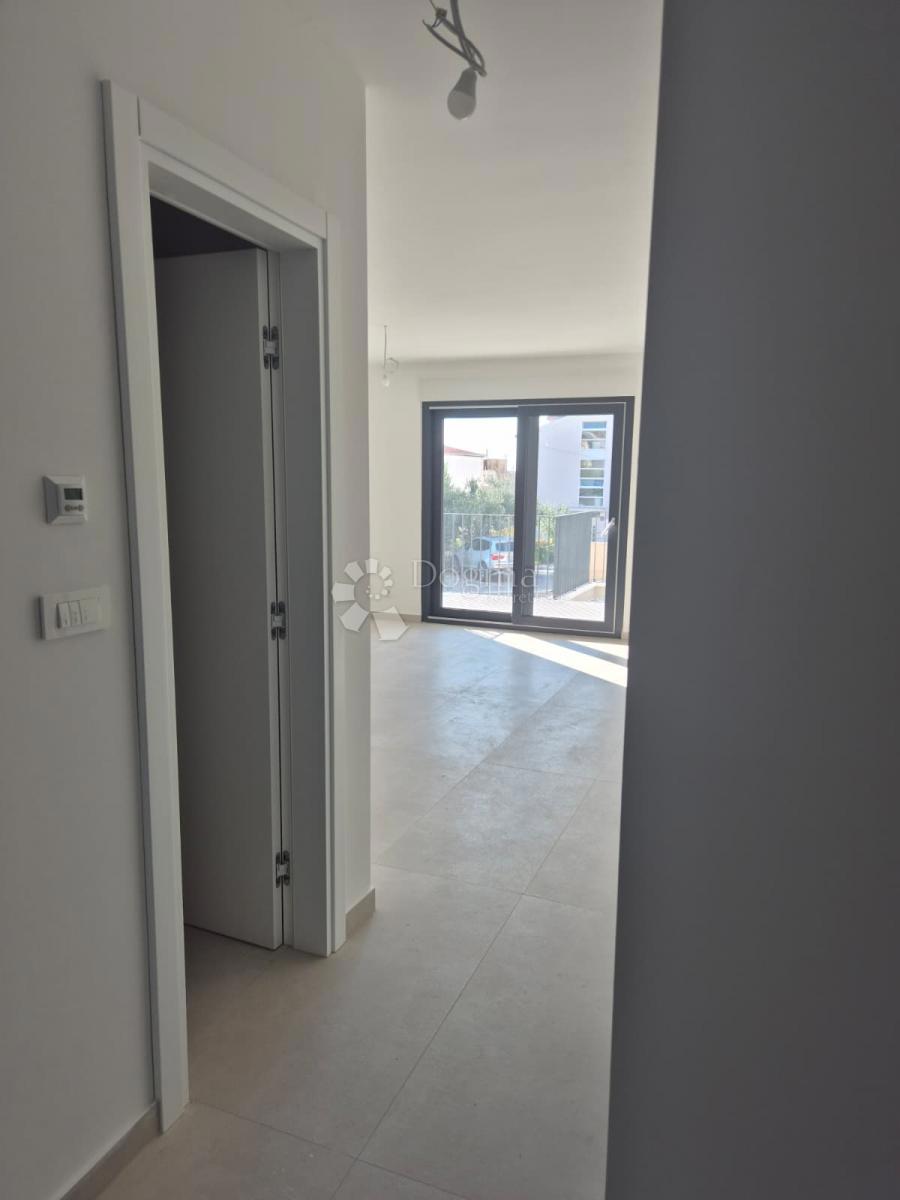 NUOVA COSTRUZIONE  – APPARTAMENTO MODERNO CON TERRAZZE, A MENO DI 150 m DALLA SPIAGGIA – OKRUG GORNJI