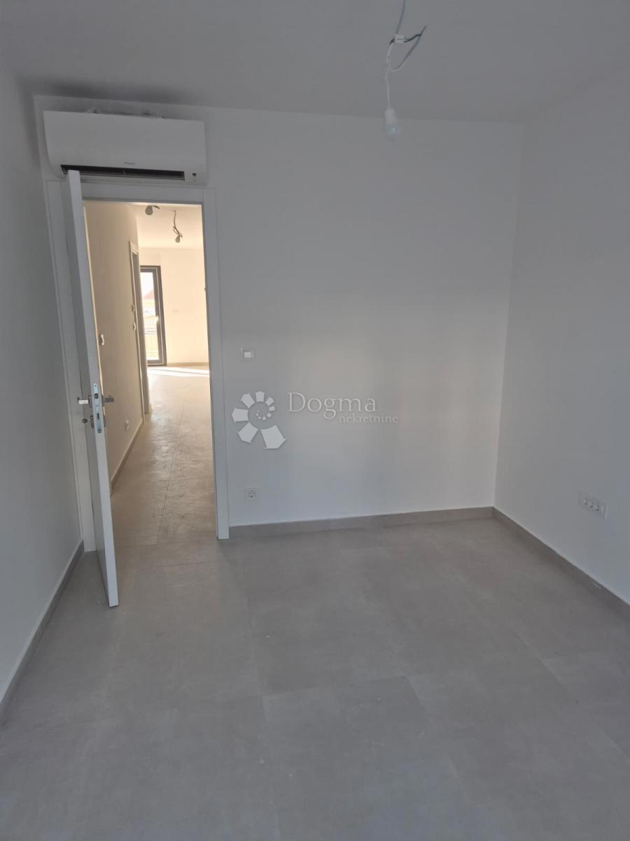 NUOVA COSTRUZIONE  – APPARTAMENTO MODERNO CON TERRAZZE, A MENO DI 150 m DALLA SPIAGGIA – OKRUG GORNJI