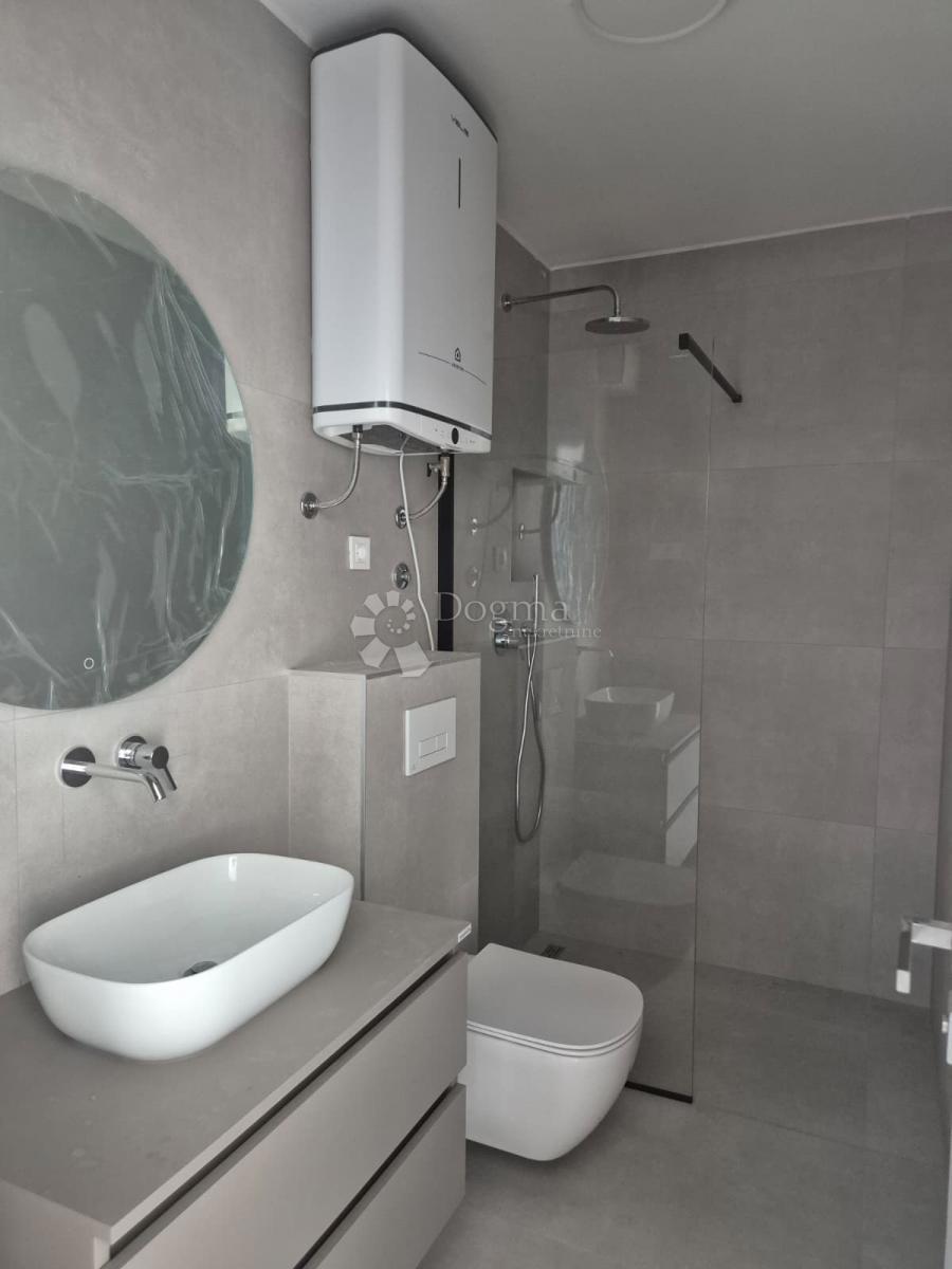 NUOVA COSTRUZIONE  – APPARTAMENTO MODERNO CON TERRAZZE, A MENO DI 150 m DALLA SPIAGGIA – OKRUG GORNJI