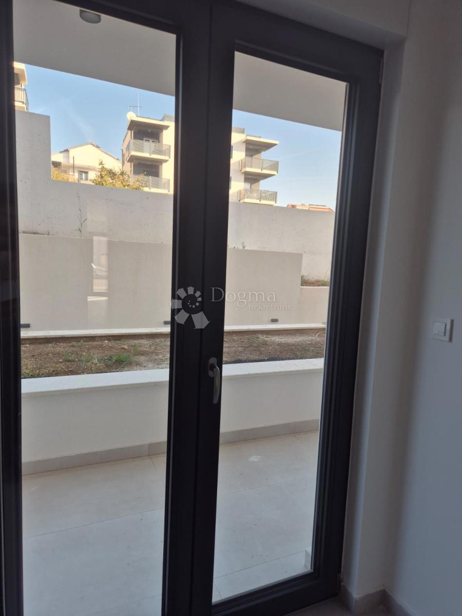 NUOVA COSTRUZIONE  – APPARTAMENTO MODERNO CON TERRAZZE, A MENO DI 150 m DALLA SPIAGGIA – OKRUG GORNJI