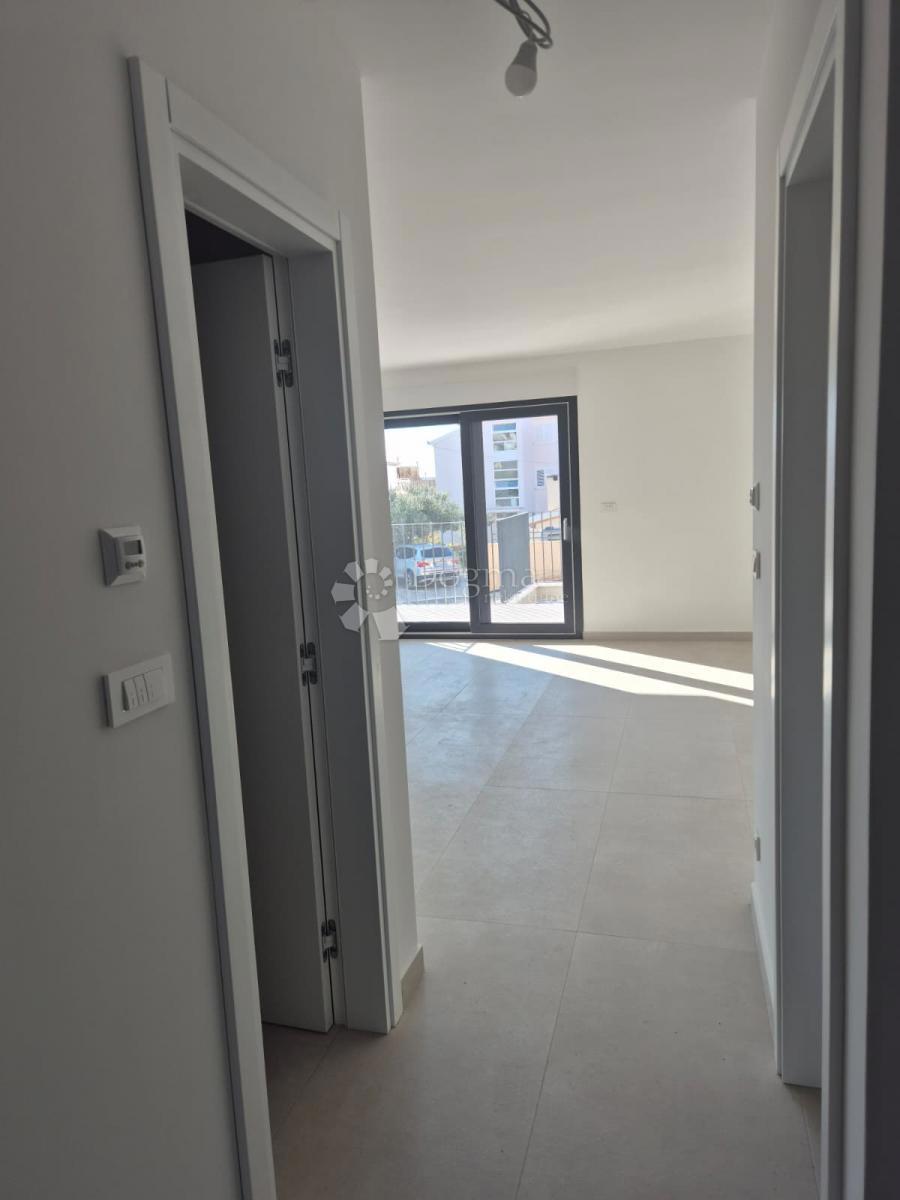 NUOVA COSTRUZIONE  – APPARTAMENTO MODERNO CON TERRAZZE, A MENO DI 150 m DALLA SPIAGGIA – OKRUG GORNJI