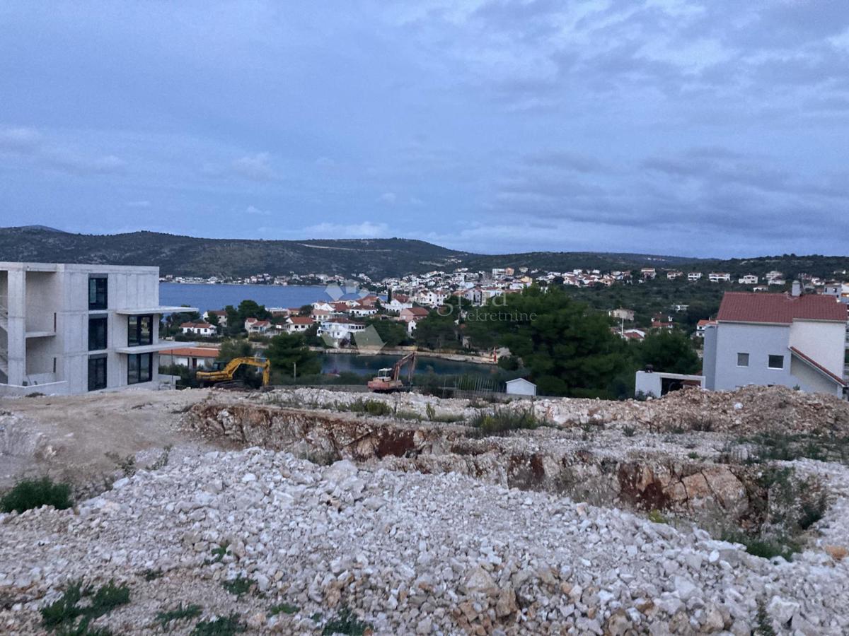 PER INVESTITORI - Interessante terreno edificabile con splendida vista sul mare!