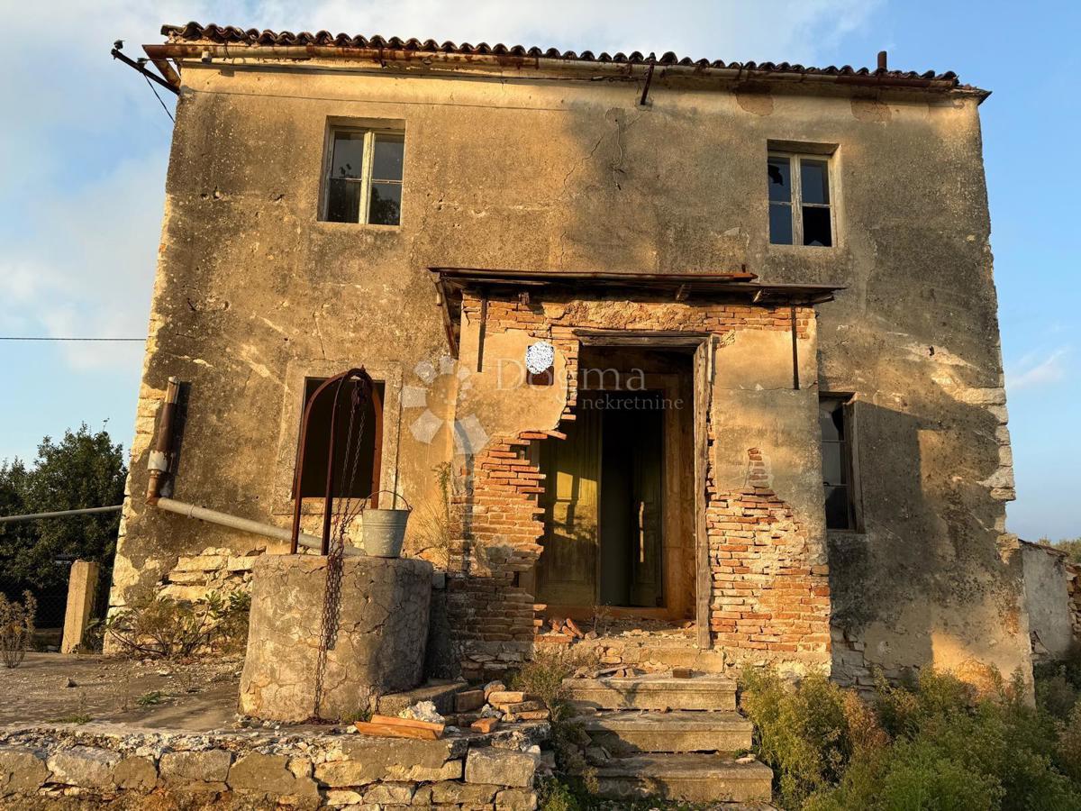 Casa da ristrutturare completamente su 541 m2 di giardino