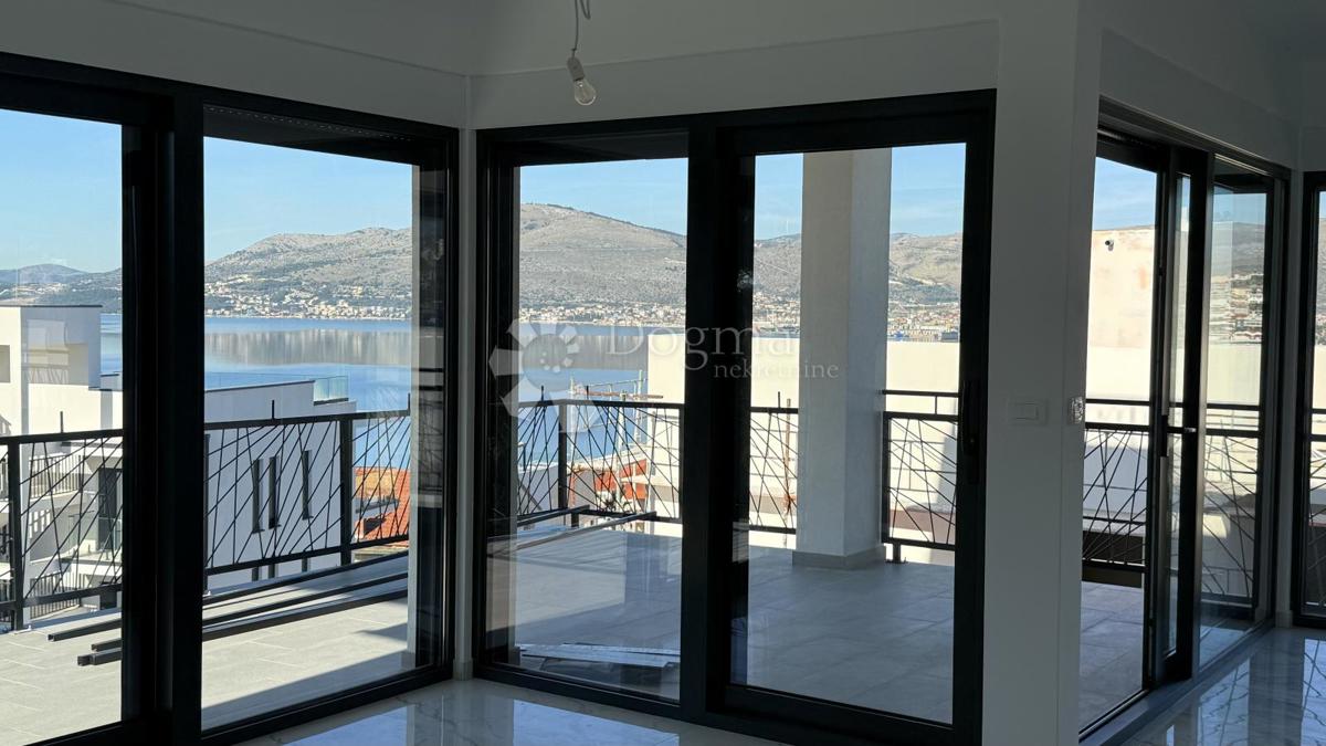 Attico con Terrazza Panoramica sul Tetto e Vista Mare