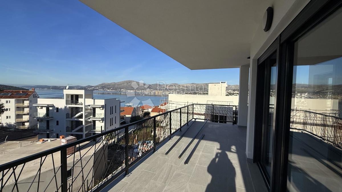 Attico con Terrazza Panoramica sul Tetto e Vista Mare