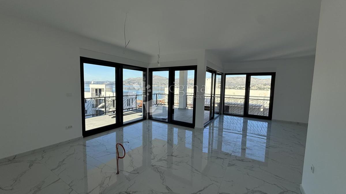 Attico con Terrazza Panoramica sul Tetto e Vista Mare