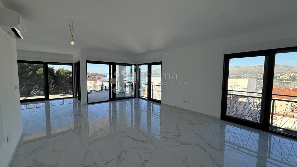 Attico con Terrazza Panoramica sul Tetto e Vista Mare