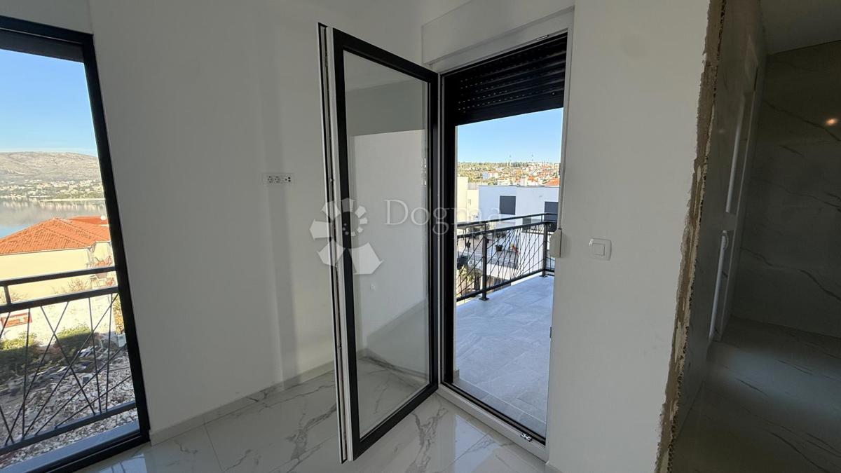 Attico con Terrazza Panoramica sul Tetto e Vista Mare