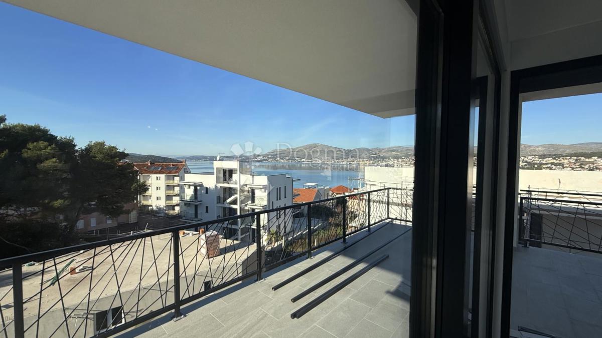 Attico con Terrazza Panoramica sul Tetto e Vista Mare